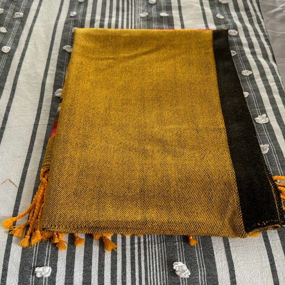 Shawl/ poncho/ Cape style, tassel style at the bottom. Fall colors lightweight - Picture 4 of 6